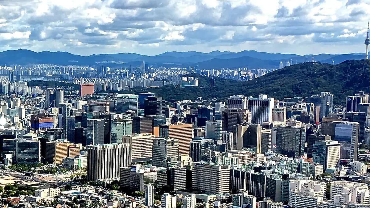 Seul’de Lotte World Tower ve Namsan Tower’ın göründüğü şehir manzarası