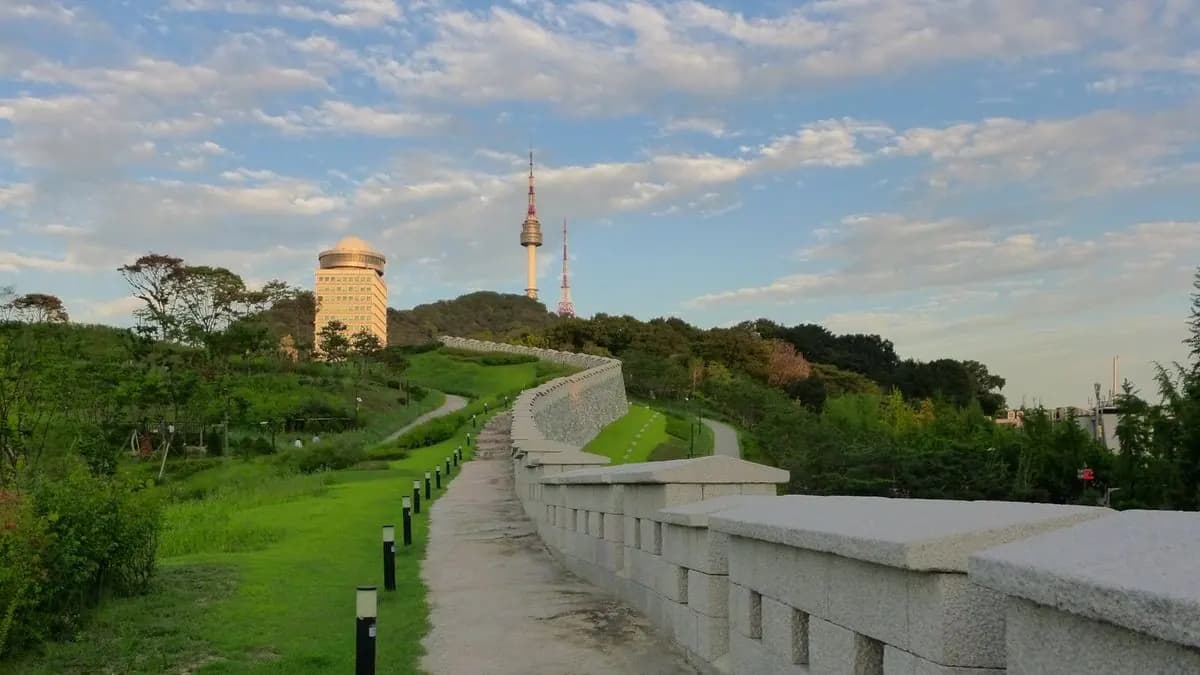 Seul’de Namsan Parkı’ndaki tarihi sur ve N Seoul Tower
